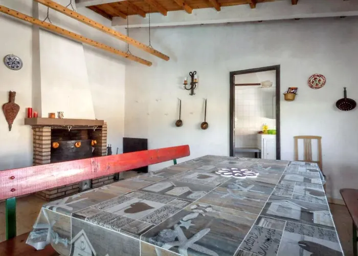 Βίλα Charming In With Private Pool